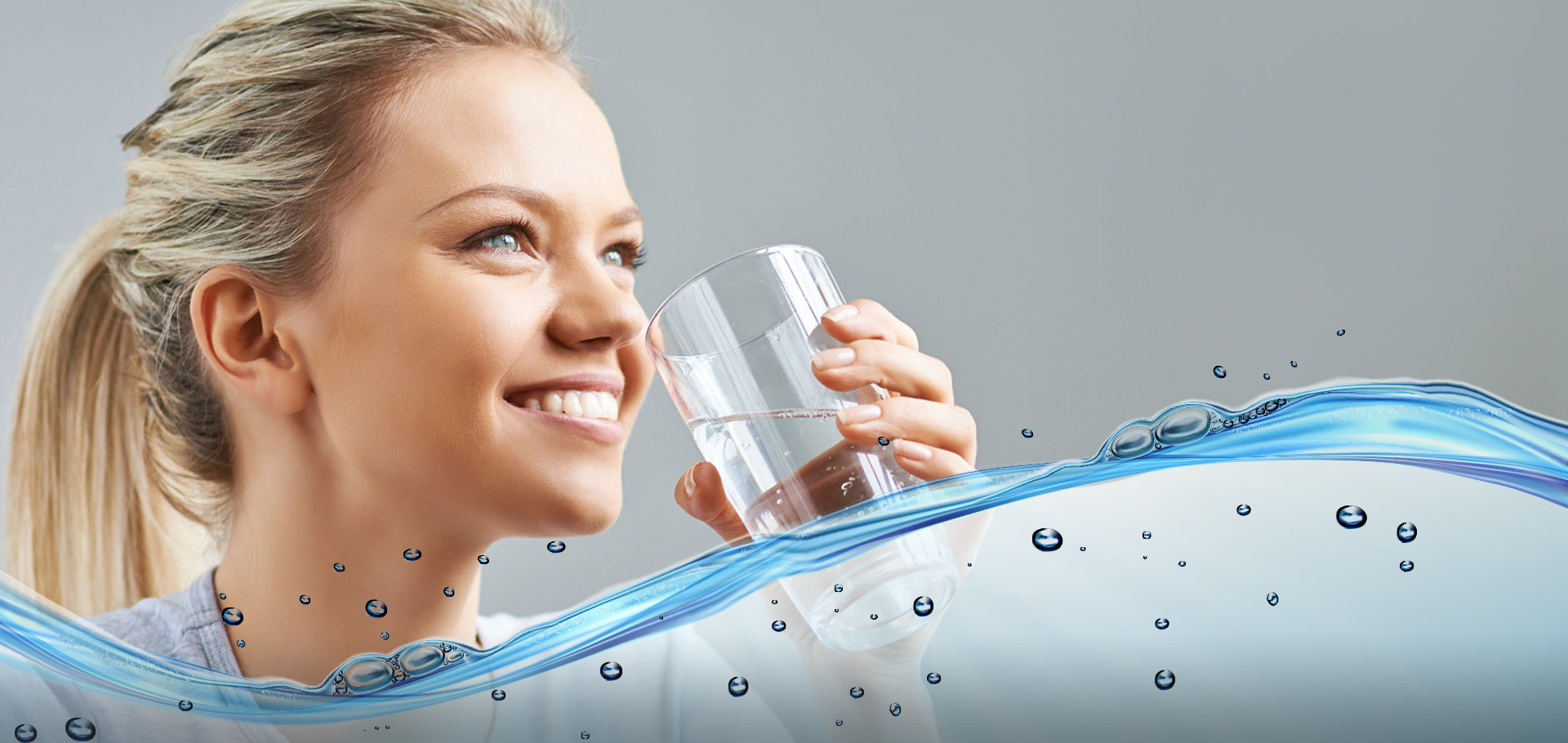 Slajd #1 - uśmiechnięta kobieta ze szklanką wody